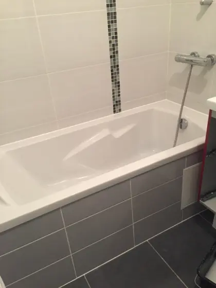 Salle de bain complète avec baignoire